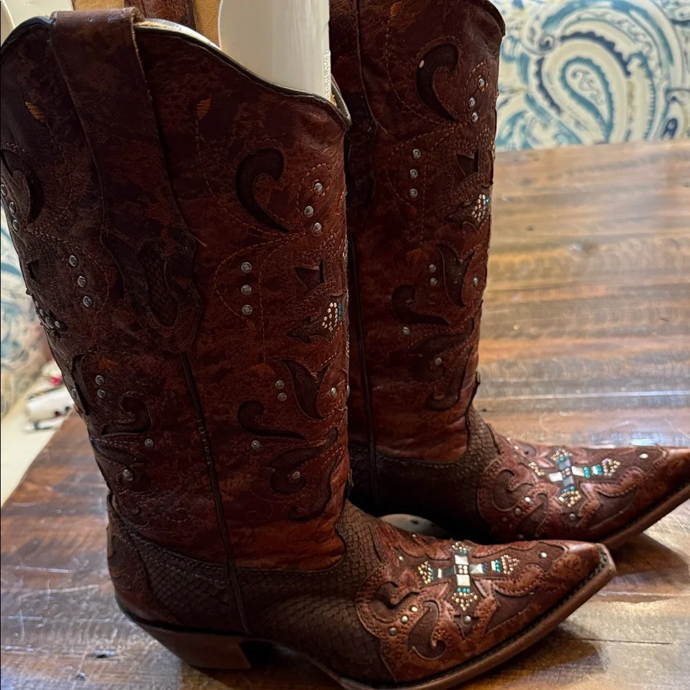 Corral Vintage Brown Western Cowboy Boots with Cross Design - Picture 4 of 8